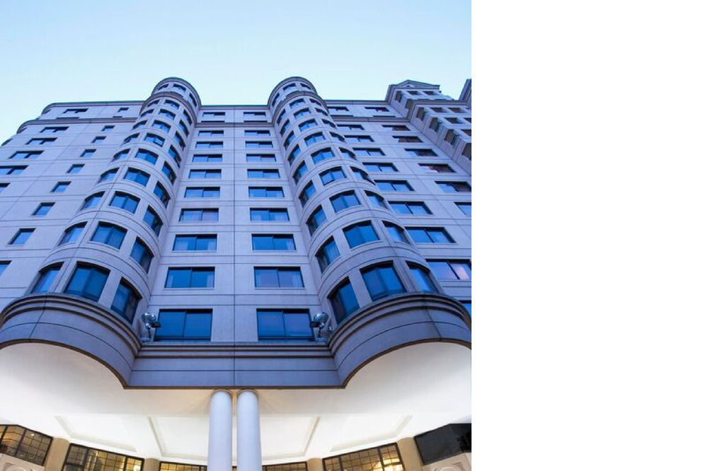 Hotel Stamford Grand Adelaide Glenelg Esterno foto The photo shows a modern building with a distinct architectural design. The structure has multiple stories, featuring a series of rounded balconies and large windows that provide a sleek, contemporary look. The entrance is highlighted by a canopy sup